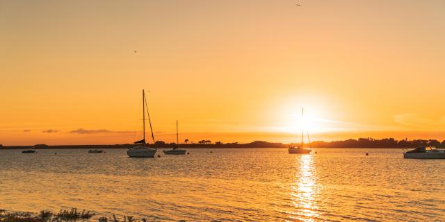 Soleil couchant sur le havre de Regnéville sur mer