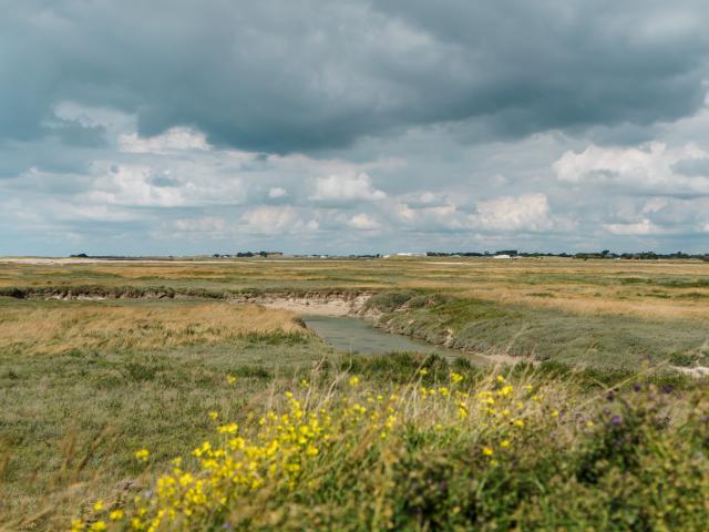 Havre de Blainville-sur-Mer avec un ciel nuageux