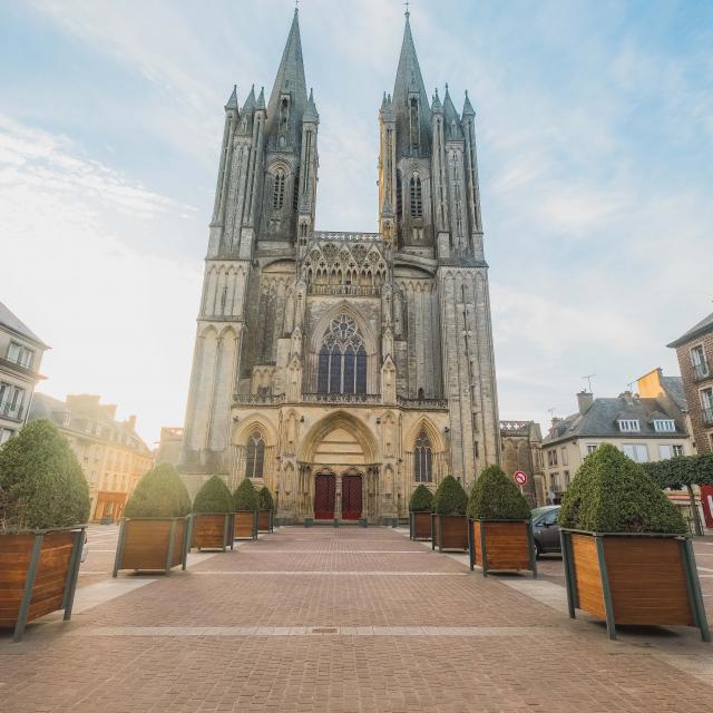 Vue sur la cathédrale depuis le parvis à Coutances