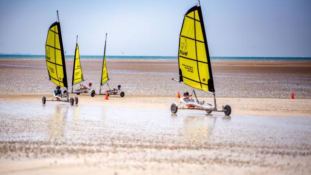 Char à voile sur la plage de Hauteville-sur-Mer