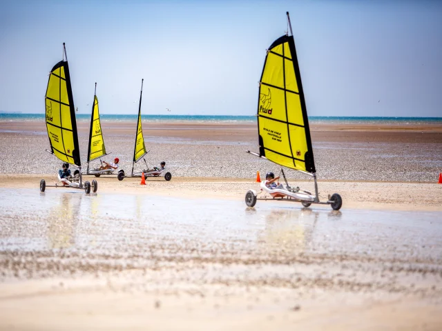 Char à voile sur la plage de Hauteville-sur-Mer