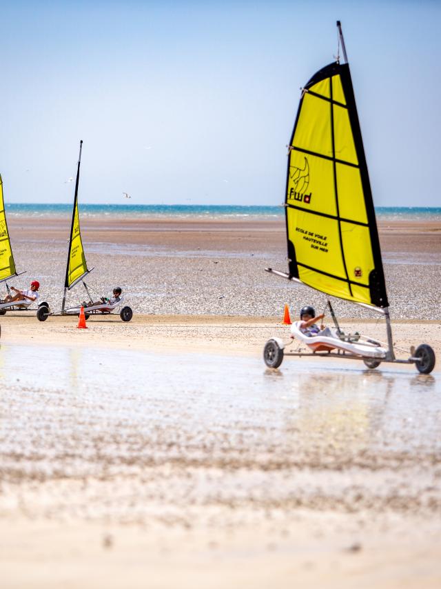 Char à voile sur la plage de Hauteville-sur-Mer