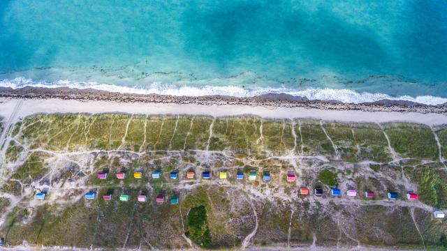 Vue aerienne de la plage des cabines de Gouville sur Mer