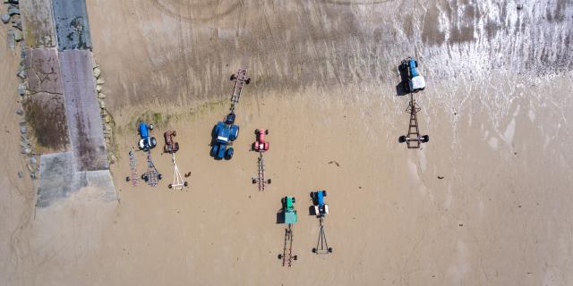 Tracteurs sur l'estran