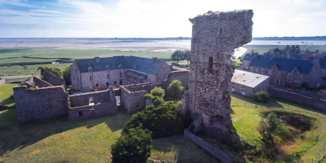 Château de Regnéville sur Mer vu du ciel