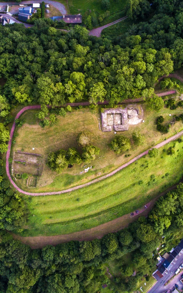 Site des ruines du château de Gavray-sur-Sienne vu du dessus