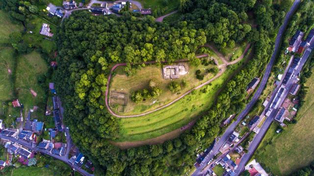 Site des ruines du château de Gavray-sur-Sienne vu du dessus