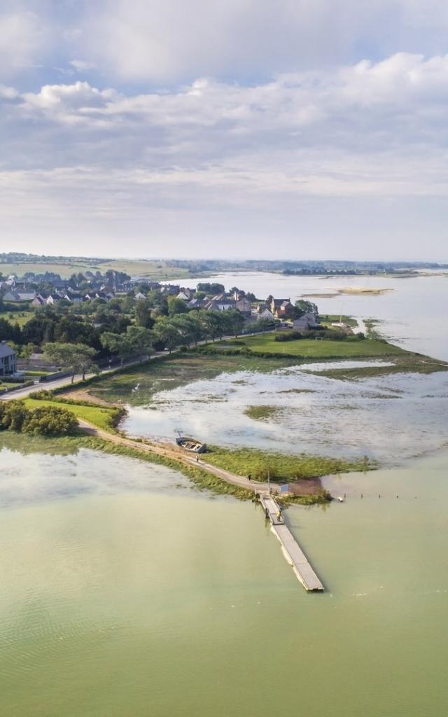 Vue du ciel sur le havre de Regneville sur Mer