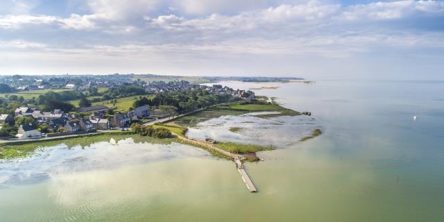 Vue du ciel sur le havre de Regneville sur Mer