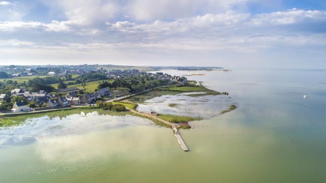 Vue du ciel sur le havre de Regneville sur Mer