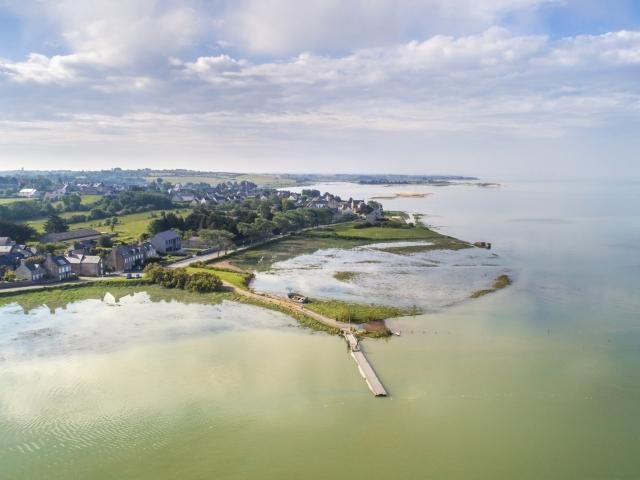 Vue du ciel sur le havre de Regneville sur Mer