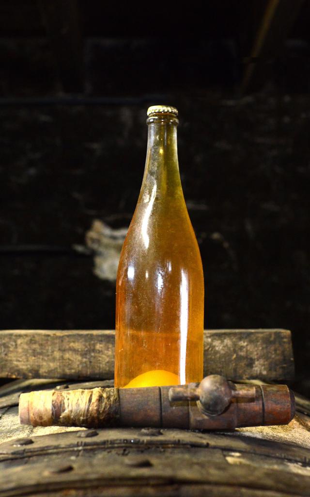 Bouteille de cidre AOC sur un tonneau à Coutances mer et bocage