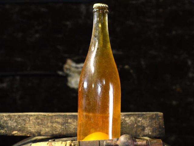 Bouteille de cidre AOC sur un tonneau à Coutances mer et bocage