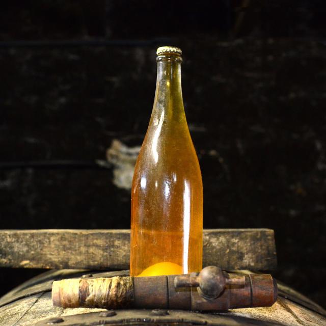 Bouteille de cidre AOC sur un tonneau à Coutances mer et bocage