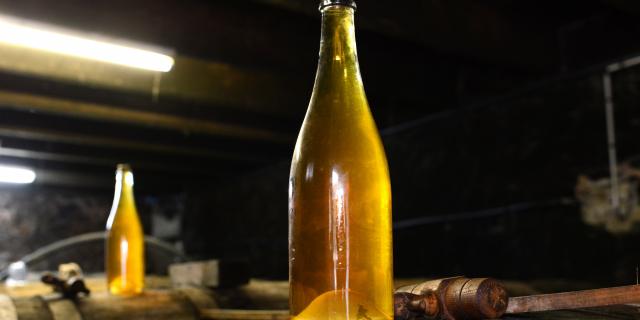 Cidre cotentin, bouteille sur un tonneau