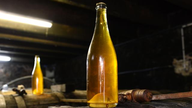 Cidre cotentin, bouteille sur un tonneau