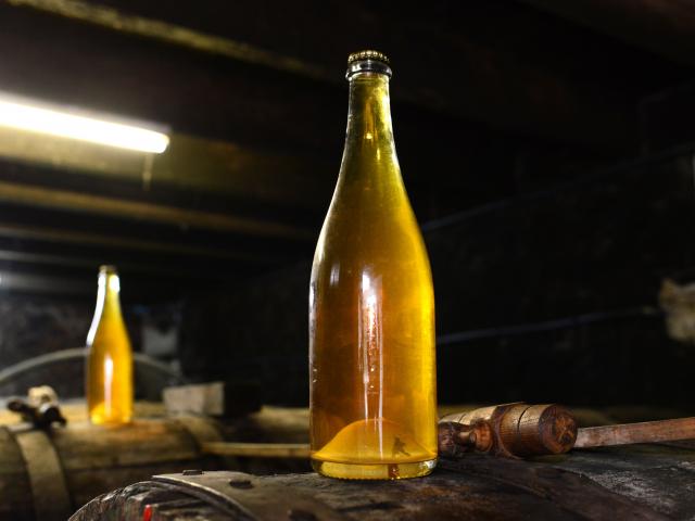 Cidre cotentin, bouteille sur un tonneau