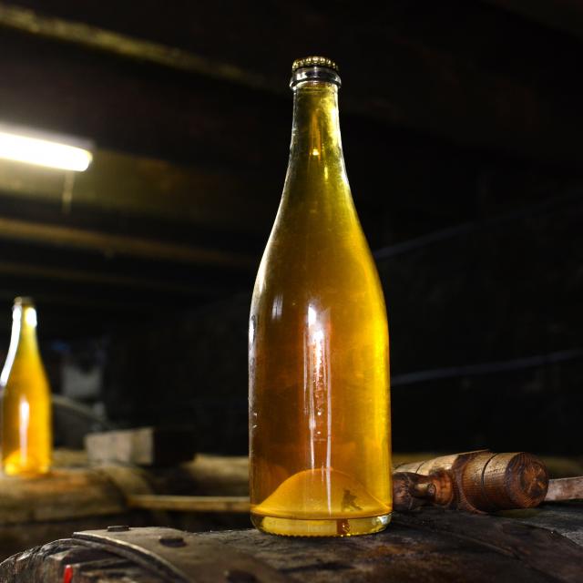 Cidre cotentin, bouteille sur un tonneau