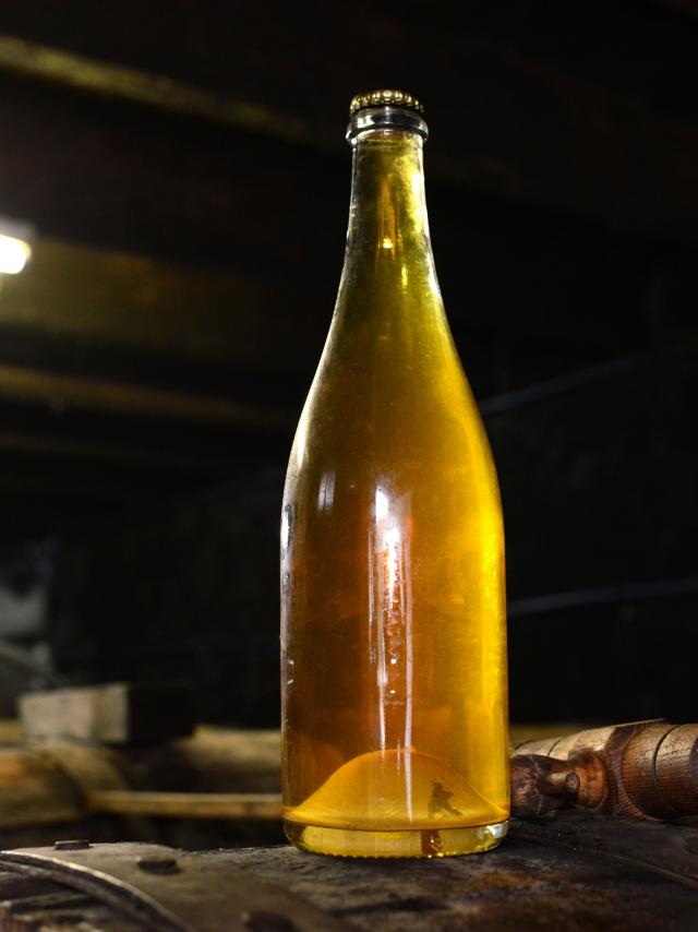 Cidre cotentin, bouteille sur un tonneau