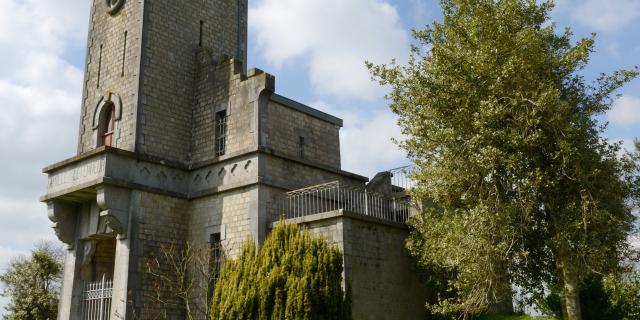 Mausolée letenneur de Roncey dans la campagne