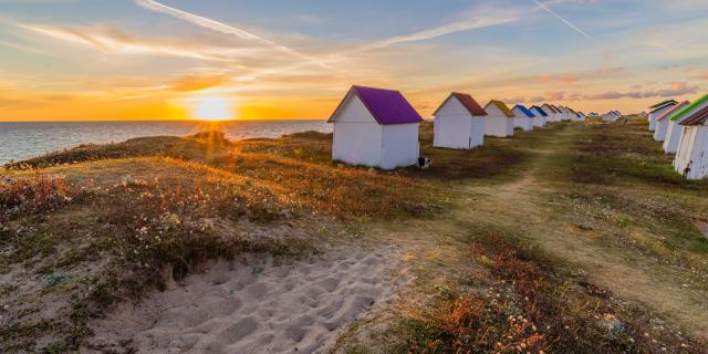 Cabines de gouville au soleil couchant à Gouville-sur-Mer