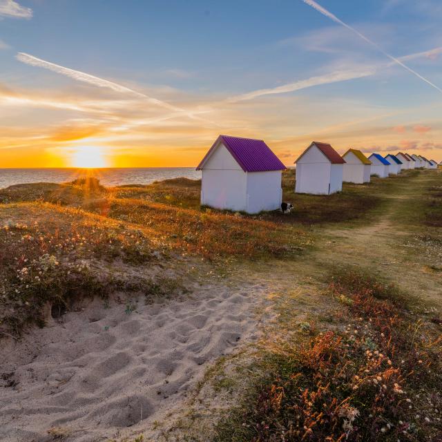 Cabines de gouville au soleil couchant à Gouville-sur-Mer