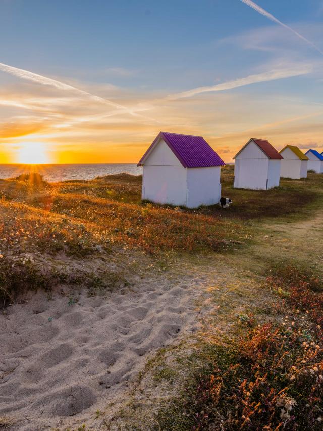 Cabines de gouville au soleil couchant à Gouville-sur-Mer