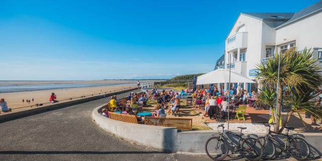 Digue et vélos à Hauteville sur Mer