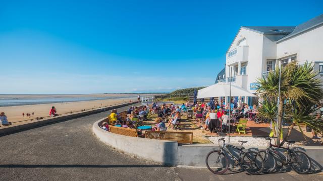 Digue et vélos à Hauteville sur Mer