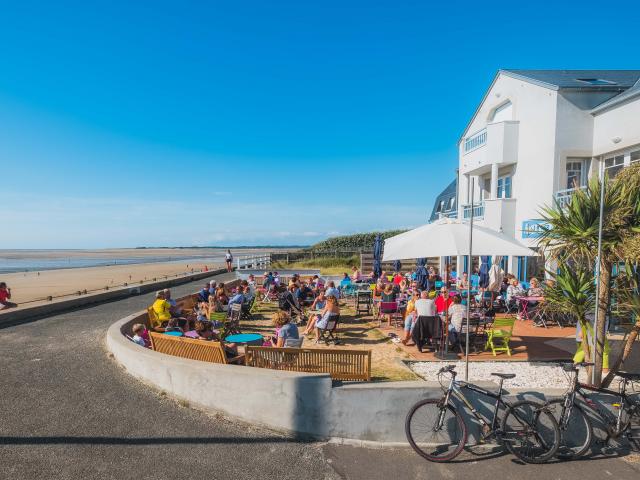 Digue et vélos à Hauteville sur Mer