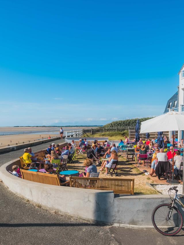 Digue et vélos à Hauteville sur Mer