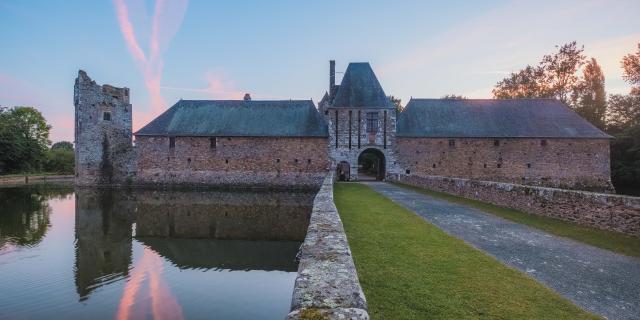 Château de Gratot au coucher du soleil