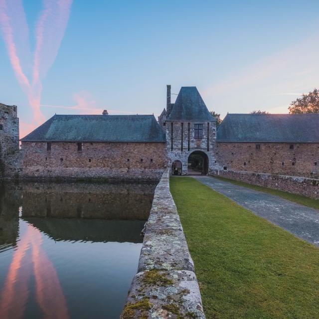 Château de Gratot au coucher du soleil