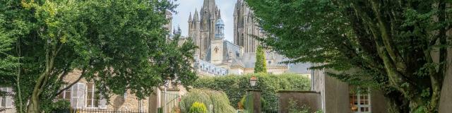 Vue sur la cathédrale depuis le jardin des plantes de Coutances dans la Manche en Normandie