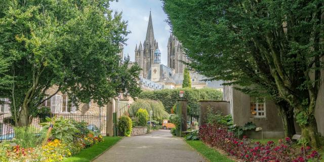 Vue sur la cathédrale depuis le jardin des plantes de Coutances dans la Manche en Normandie