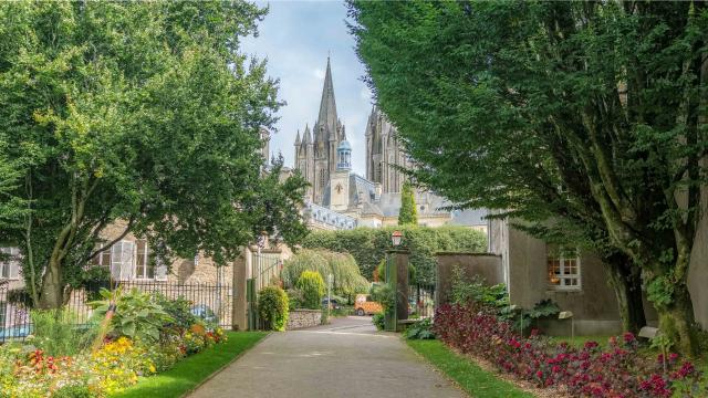 Vue sur la cathédrale depuis le jardin des plantes de Coutances dans la Manche en Normandie