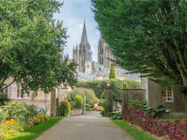 Vue sur la cathédrale depuis le jardin des plantes de Coutances dans la Manche en Normandie