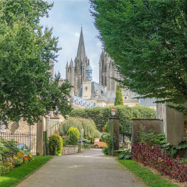 Vue sur la cathédrale depuis le jardin des plantes de Coutances dans la Manche en Normandie