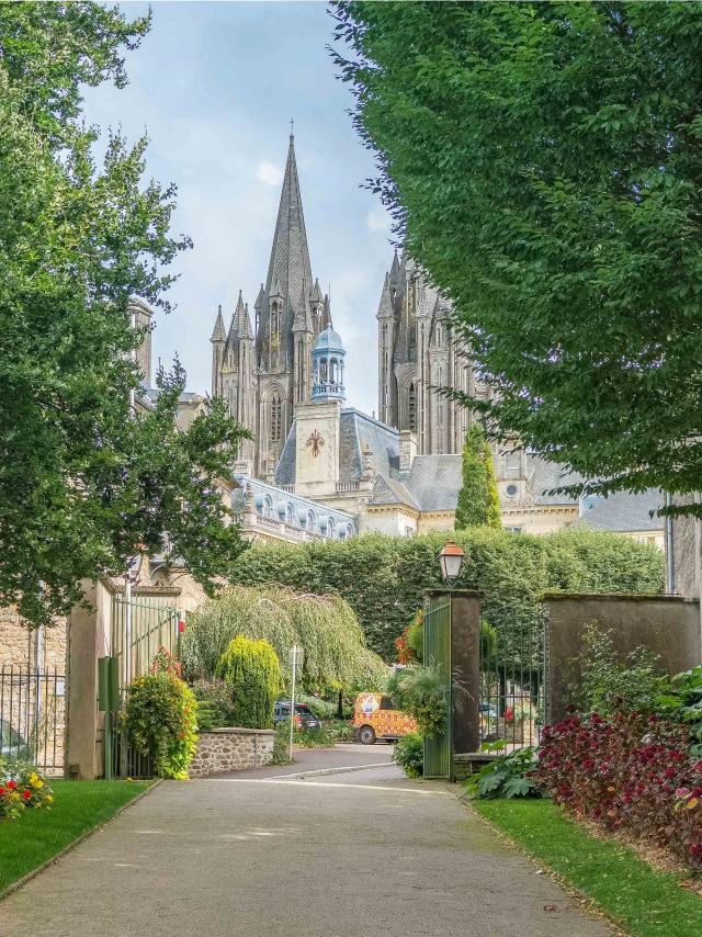 Vue sur la cathédrale depuis le jardin des plantes de Coutances dans la Manche en Normandie