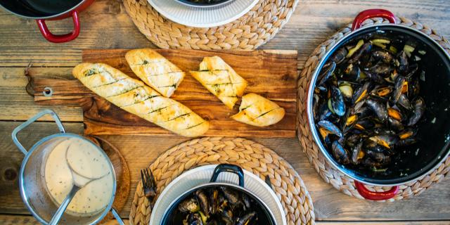 Plat de moule marinières dans l'un des restaurants de Gouville sur Mer ou Blainville-sur-Mer