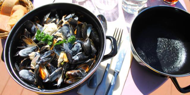 Plat de moules marinières dans un restaurant de Coutances mer et bocage