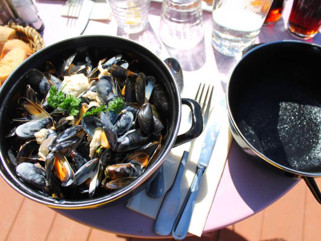 Plat de moules marinières dans un restaurant de Coutances mer et bocage