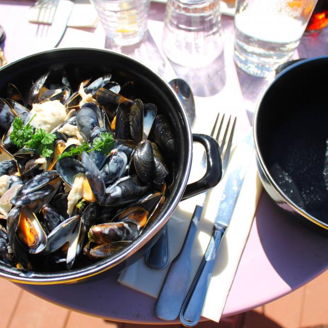 Plat de moules marinières dans un restaurant de Coutances mer et bocage