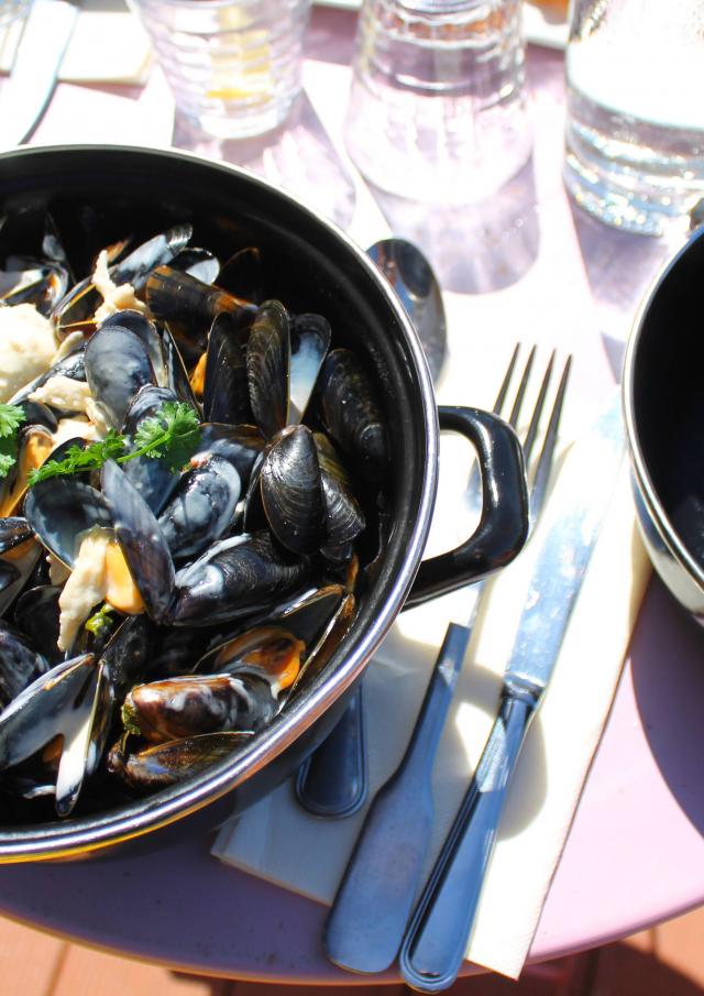 Plat de moules marinières dans un restaurant de Coutances mer et bocage