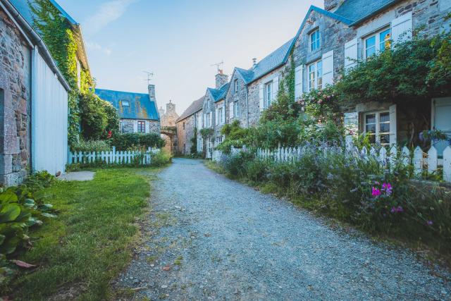 Cour à tôt ruelle de Regnéville sur mer