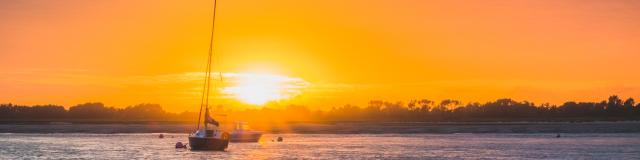 Regneville Sur Mer au coucher du soleil dans la manche en normandie.