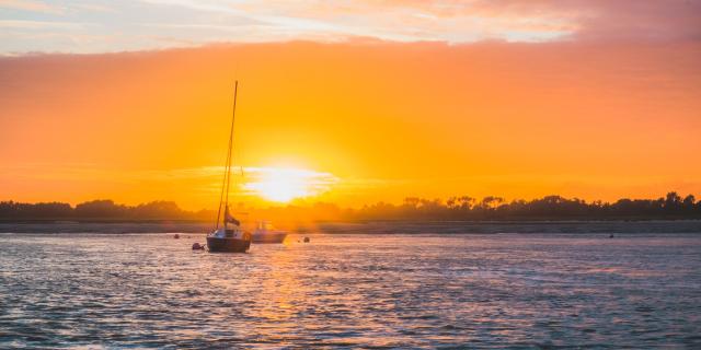 Regneville Sur Mer au coucher du soleil dans la manche en normandie.