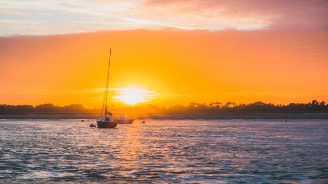 Regneville Sur Mer au coucher du soleil dans la manche en normandie.