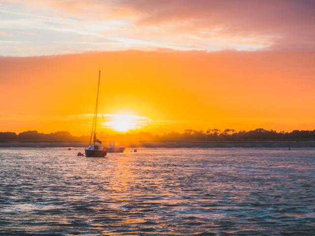 Regneville Sur Mer au coucher du soleil dans la manche en normandie.