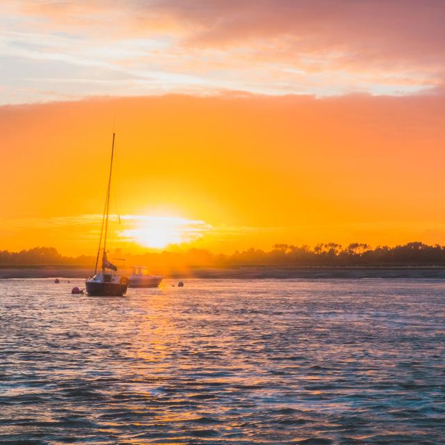 Regneville Sur Mer au coucher du soleil dans la manche en normandie.